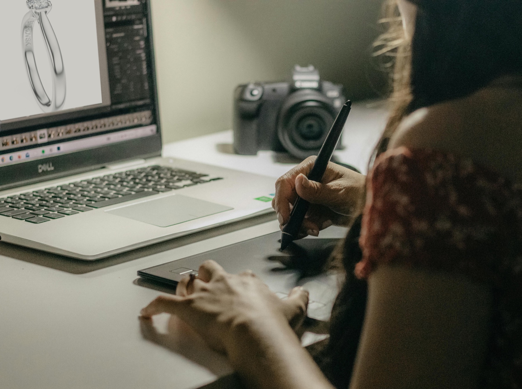 Jewellery retouching on screen